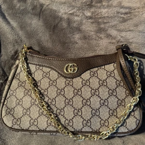 Liten brun väska  - Liten brun väska, extra band medföljer 