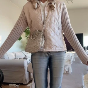Beige cardigan vårjacka - Beige cardigan (OBS: ena dragkedjan fungerar ej)!! Storlek L men passar mig som brukar ha xs-s jag är 160 cm.