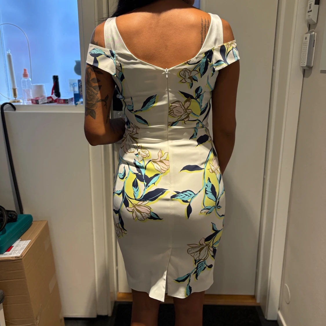 Vit blommig klänning | Karen Millen - 1