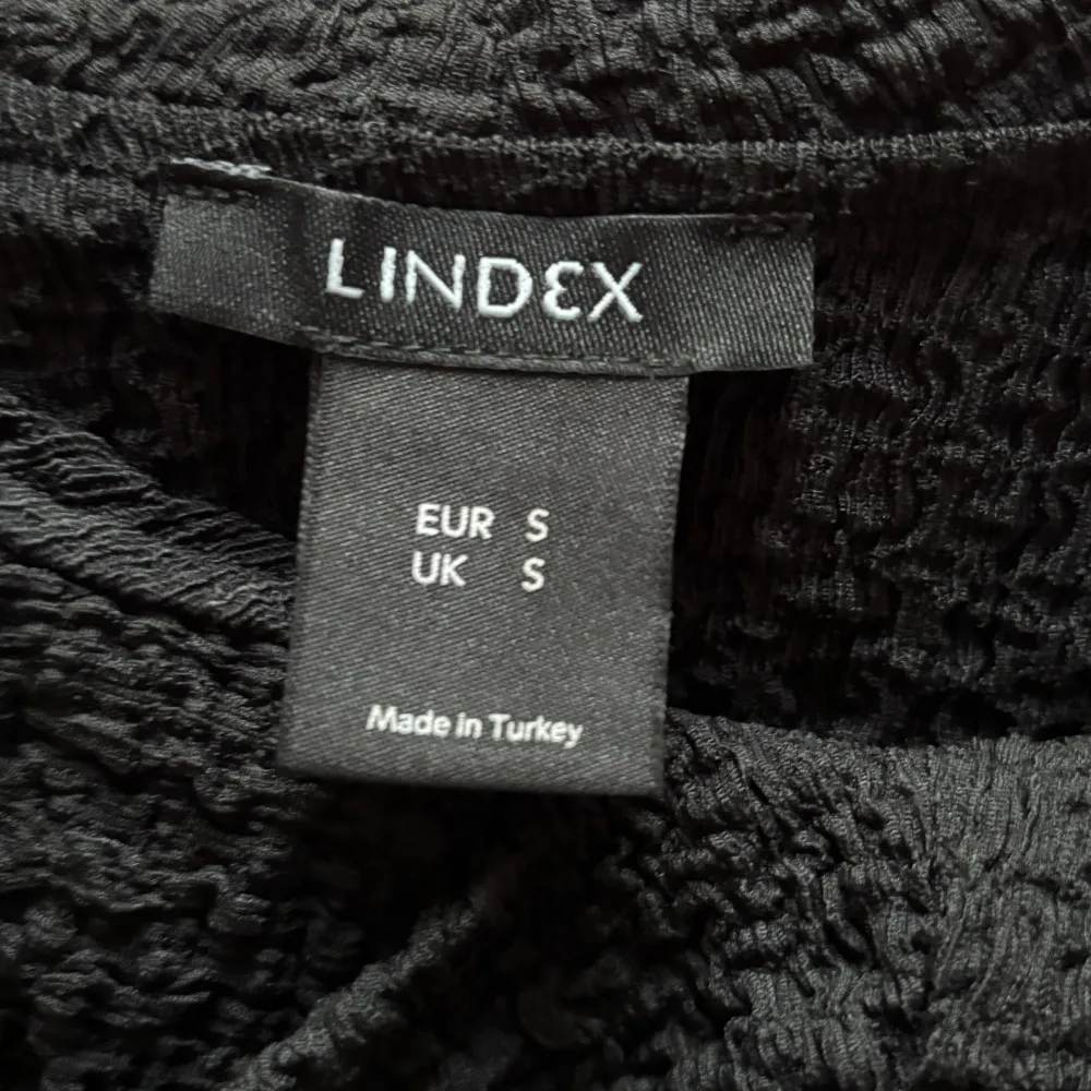 Säljer en snygg svart offshoulder topp från Lindex. Toppen har volangdetaljer❤️. Yläosat.