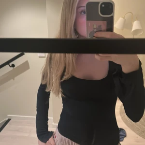 Mörkblå långärmad topp från Gina Tricot - Säljer en stilren mörkblå långärmad topp från Gina Tricot. Perfekt för en enkel och elegant look. Toppen har en åtsittande passform som framhäver figuren. Passar utmärkt till både jeans och kjol. Hör av dig vid intresse!