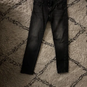 Replay Anbass 29/30 - Replay Anbass 29/30. Köpta för 1799kr använda fåtal ggr, mycket bra skick! 