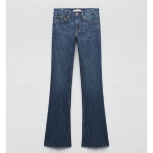 Blå bootcut jeans från Zara - Snygga blå bootcut jeans från Zara med klassisk femficksdesign och knappgylf. Perfekta för en avslappnad stil med en touch av retro. De har en bekväm passform och är tillverkade i ett slitstarkt denimtyg.