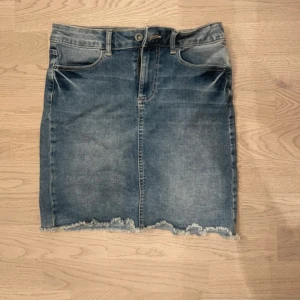 Jeanskjol med slitna detaljer - Snygg jeanskjol i blå denim med slitna kanter. Ska flytta snart så vill gärna bli av med allt så fort som möjligt (pris kan diskuteras)💕