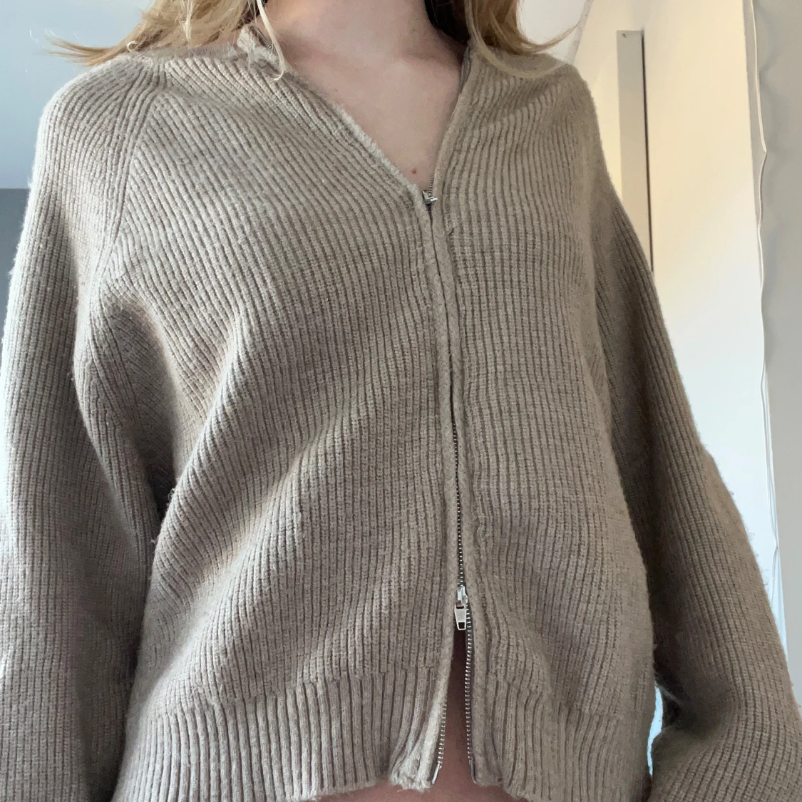 Beige ribbad kofta med dragkedja - 1