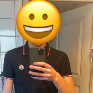   Moncler piké S - Säljer en svart pikétröja från Moncler. Perfekt till våren och sommaren använd endast ett par gånger. Står storlek M men sitter som en S. Qr koden i tagsen tar dig direkt till code.moncler.com