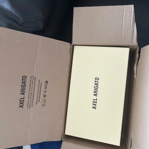 Svarta sneakers från Axel Arigato - Snygga svarta sneakers från Axel Arigato med stilren design. Skorna har en vit sula och är förpackade i originalkartong. Perfekta nya helt nya testa de men de var för smår kan inte lämna tillbaka de. Direkt köp billigare pris