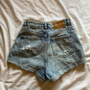 Blå jeansshorts - Säljer då det är för små för mig. Superfina shorts som jag gärna hade behållt om dem passa!