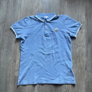 Moncler pike - Säljer en tvärfet moncler pike, perfekt nu inför sommaren. Det står storlek 164 men sitter som XS. Självklart är den äkta, men har ingen nfc scan då den är köpt innan 2021. 10/10 skick då det inte finns några deffekter. Pris går att diskuteras, byten är intressant🤩