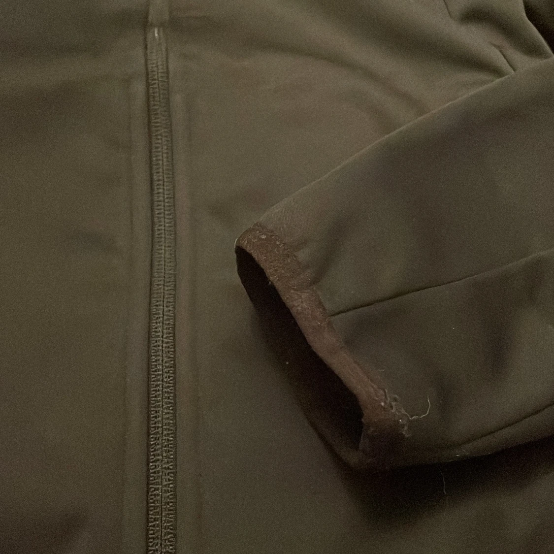 Svart jacka med huva från 4F - 3