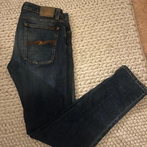 Nudie jeans 34/32 - Nudie jeans 34/32, modell namn är svårt att tyda som ni ser på en av bilderna