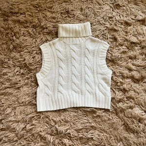 Vit stickad väst - Vit stickad väst med polokrage. 