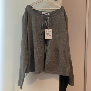 Kofta från missäy - Säljer denna helt nya koftan från jaime/ missäy i str.S/M men funkar även som XS. Ord pris : 399     Pris kan diskuteras 🥰