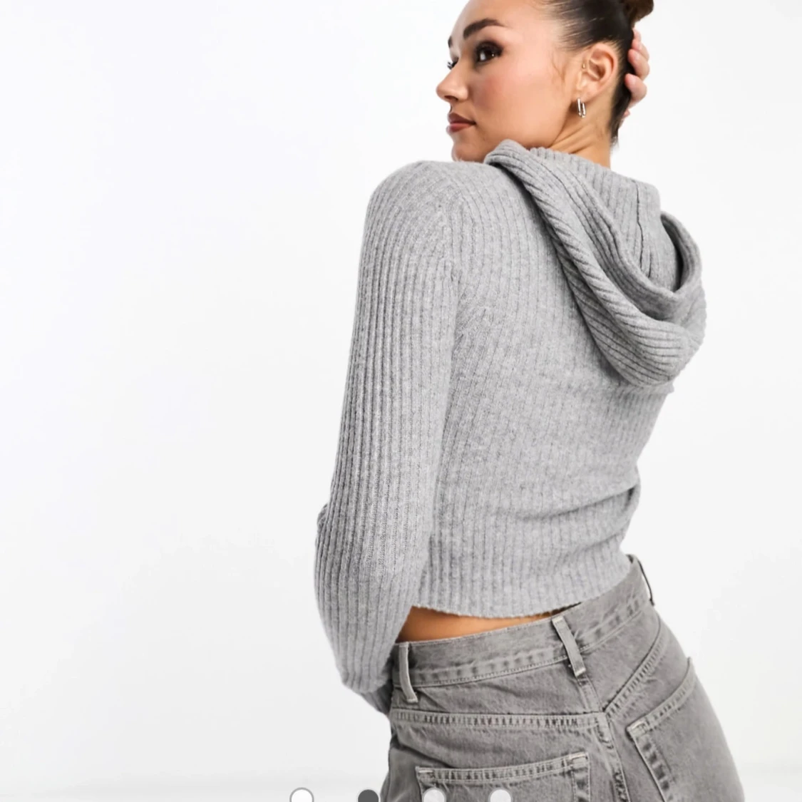 Grå ribbad croppad hoodie - 1