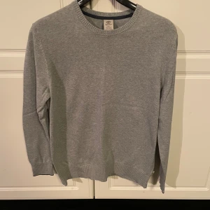 Timberland Crewneck - Säljer den här crewneck-tröjan från Timberland i lite äldre modell. Den är i rätt bra skick men är lite använd. Den är i storlek M och nypris ligger runt 1000kr. Tveka inte på att höra av dig vid eventuella frågor!
