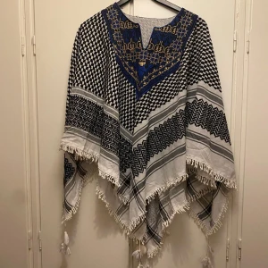 Palestinsk poncho - Den är köpt för ett par månader sedan men aldrig använd. Har ingen bestämd storlek