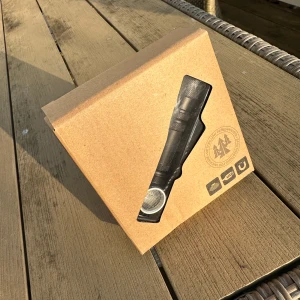 Svart pannlampa med USB-laddning - Praktisk svart pannlampa med justerbart band och USB-laddning. Perfekt för utomhusaktiviteter i mörker. Laddningskabel ingår.