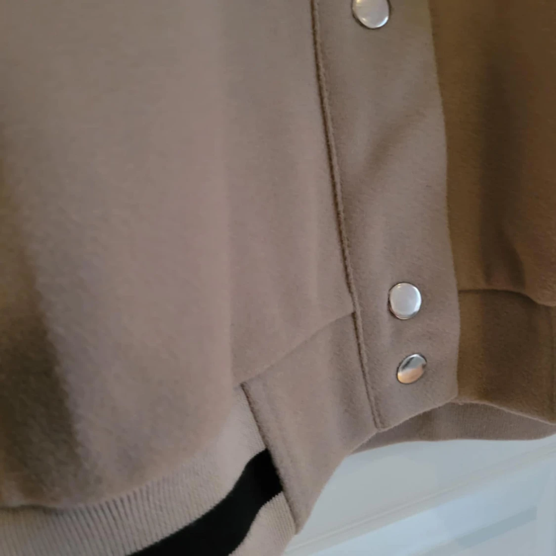 Beige och svart bomberjacka med text - 2