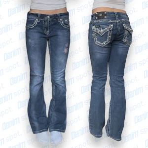 Miss Me bootcut jeans💙 - storlek w27 • Mått: Längd: 95cm Innerbenslängd: 74,5cm midjebredd: 36,6 cm lårbredd: 24 cm Benöppning: 21,5cm • OBS! Revor på framsidan •  Vid frågor, meddela här! 💙