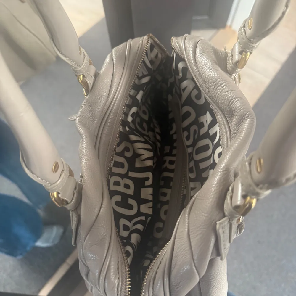 Så snygg Beige Marc Jacobs väska. Köpte här på Plick för 4000kr för några månader sen. Väskan är i bra skick förutom att en av plupparna på guld plattan har ramlat av så därav lägre pris💕. Laukut & Käsilaukut.