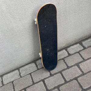 Skateboard  - Snygg skateboard men cool undersidan sliten men funkar jättebra 
