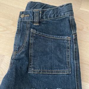 Mörkblå jeansshorts - Snygga mörkblå jeansshorts i strl 146 men är stora och passar xxs.