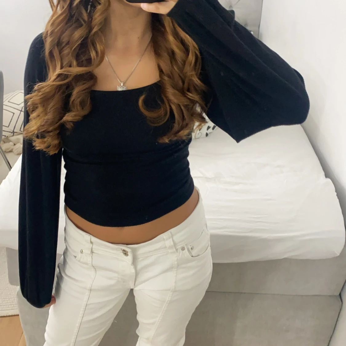 Vita byxor med fickdetaljer - 2