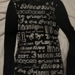 Svart långärmad tröja med glittrigt tryck y2k - skitsnygg och cool långärmad tröja med glittrigt y2k tryck