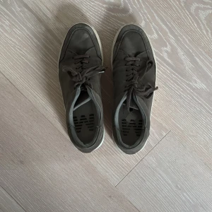 Gröna sneakers med snörning Matinique - Snygga gröna sneakers med snörning och vit sula. Perfekta för en avslappnad stil. Skorna har en diskret logga på hälen och är tillverkade i ett robust material.