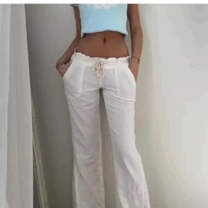 Roxy linnebyxor  - Jättefina linnebyxor från roxy i storlek M, men passar även folk som har S och XS då jag själv har det. Säljer pga att dom är för korta på mig som är 177. Skulle säkert passa någon från 160-170. 🩷