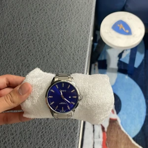 Casio klocka med blå urtavla - Snygg Casio klocka med en djupblå urtavla och silverfärgad boett. Klockan har en stilren design med tydliga markeringar och ett klassiskt armband i metall. Perfekt för den som gillar en tidlös look.