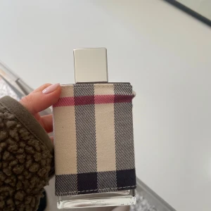 Burberry London women edp 100 ml - Burberry London women edp 100 ml, använd enstaka gång, kartongen är tyvärr slängd