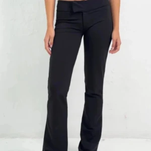 Svarta byxor med bootcut - Snygga svarta byxor med bootcut och låg midja. Helt nya och aldrig använda för att dom inte passade mig.