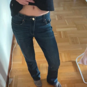Mörkblå jeans från Gina Tricot - Snygga mörkblå jeans från Gina Tricot. Dem är i storlek 164 vilket ungefär är som xs, mycket bra skick!🤗