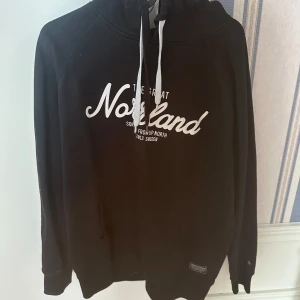 Svart hoodie från sqrtn  - Den är knappt använd, är som ny. Den passar både tjejer och killar!