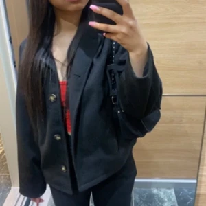 Svart jacka - Snygg svart jacka. Perfekt för en stilren look. Storlek S. Från Monki.