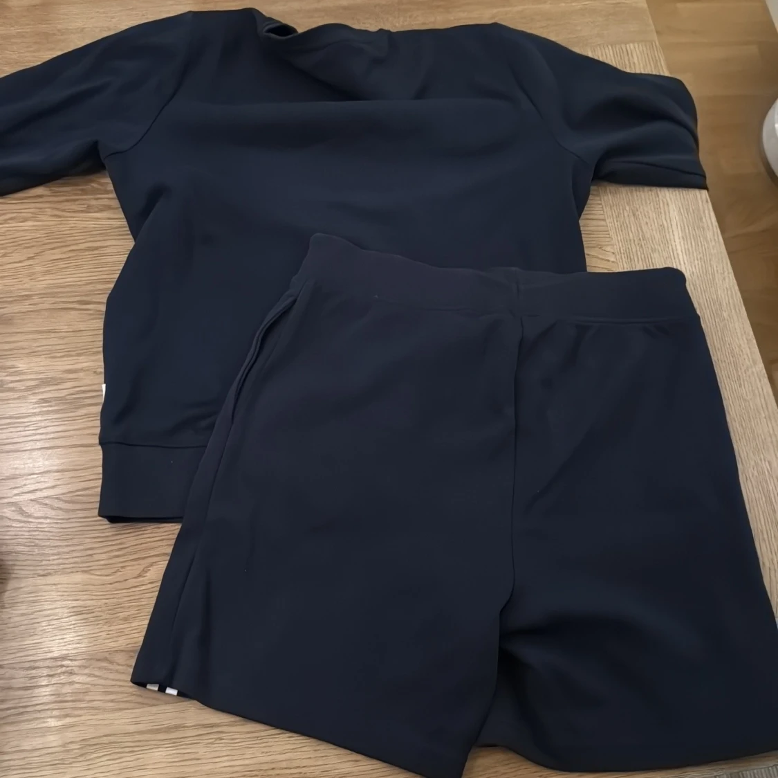 Mörkblå tröja och shorts från Jack & Jones - 1