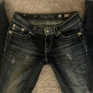 MissMe Jeans - Säljer dessa lågmidjade bootcut jeansen från MissMe! Storleken är 27/32 och skulle säga att de är ganska små i storlek. Finns lite slitningar längst ner på jeansen men annars är de i bra skick! Pris går att diskuteras!💓💓