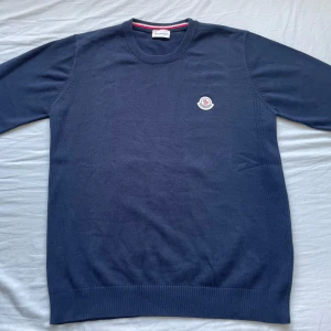 Moncler - Marinblå moncler tröja utan skador. Passar perfekt om du har storlek M. Pris går att diskutera.