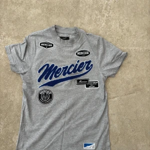 Mercier T-shirt - Grå Mercier T-shirt. Använd få tal gånger. 
