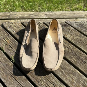 Beige mockaloafers från Gallus - Snygga beige loafers från Gallus i mjuk mocka. Skorna har klassisk design med rund tå och diskreta sömmar längs kanterna. Perfekta för en stilren och avslappnad look.