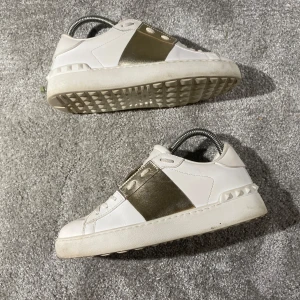 Valentino skor - Hej! Säljer nu mina skor från märket Valentino, storlek 35.5 bra skick, givetvis äkta. Tveka inte på att höra av dig om du har frågor eller funderingar kring skorna! 