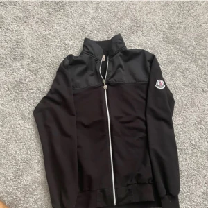 Svart Moncler jacka i m - Svart stilig jacka från märket moncler med den ikoniska loggan på armen. går självklart ner i pris om det behövs tar även byten😀 