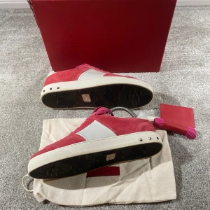 Valentino Flycrew - Hej! Säljer nu mina skor från märket Valentino, storlek 39.5 bra skick, givetvis äkta. Tveka inte på att höra av dig om du har frågor eller funderingar kring skorna! 