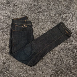 Nudie jeans - Säljer dessa trendiga nudie jeansen | modell thin finn, dry twill | skick 10/10, inga defekter | storlek 30/30 | hör av er vid frågor:)