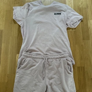 Rosa set från Ellesse - Säljer en stilren rosa set från Ellesse med diskret logga på bröstet. T-shirten är kortärmad och har en klassisk passform i mjuk bomull, perfekt för en chill och avslappnad look.