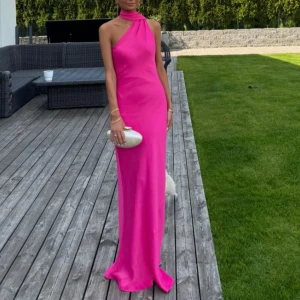 Rosa långklänning med scarf - Endast använd en gång, ingen dragkedja🩷