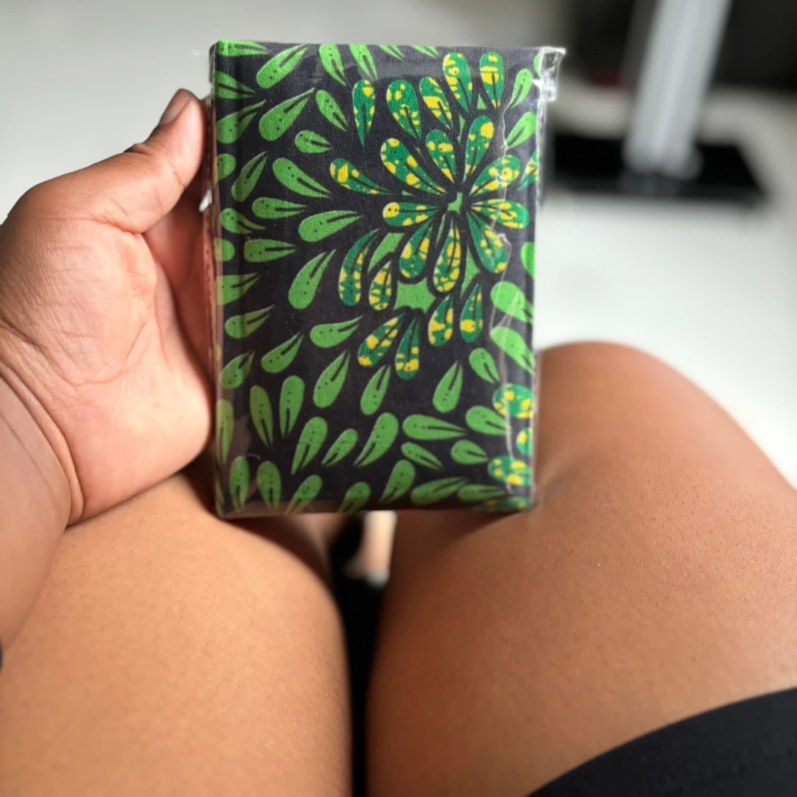 Anteckningsbok med grön blommig design