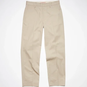 Acne Studios - Ett par stilrena byxor från Acne Studios, aldrig använda, som nya. Byxorna har en klassisk passform med raka ben och pressveck i en kall beige färg.  Storlek 46 men lite större i midjan, modellen på bilden är 184 cm lång.  Kan postas!   Mvh  Ludvig