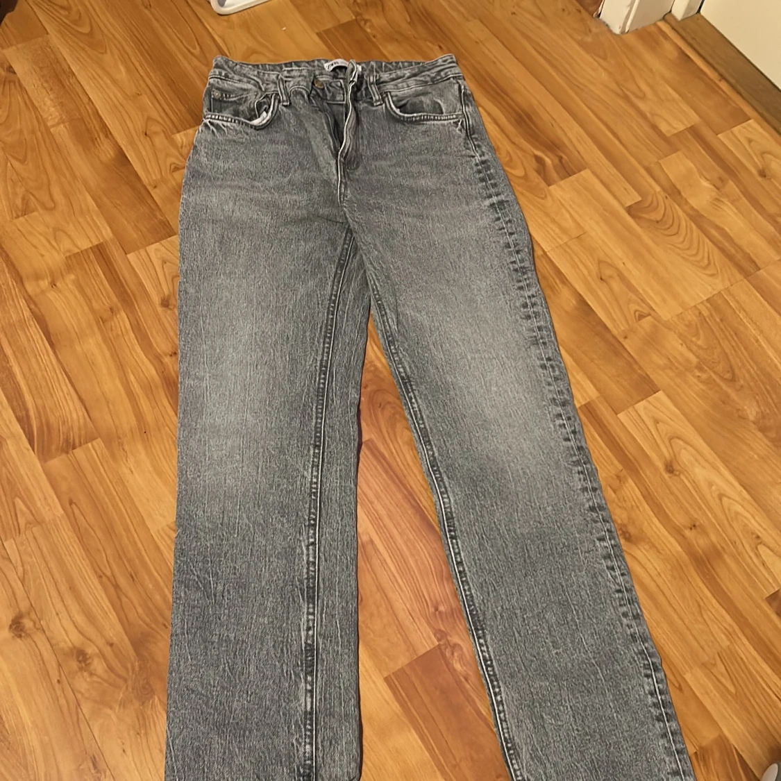 Grå raka jeans från Zara, strl 34